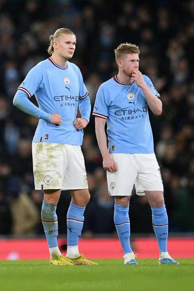 德布劳内在曼联比赛中战术调整，出色防守引发热议！的简单介绍